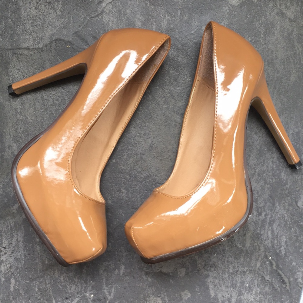 STEVE MADDEN TAN PUMPS